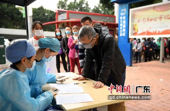 3月16日,在穗華口腔荔灣區分院門前,街坊現場排隊免費領取口罩。 (姬東 攝影)