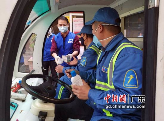 海珠分院醫務人員為海珠環衛工人分發消毒水、牙線、牙膏等。 (肖金 攝影)