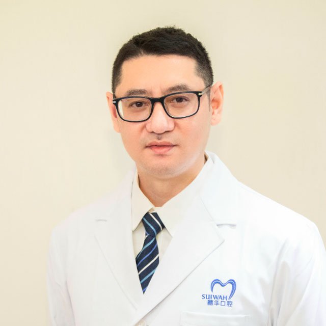 馮銳醫生半身2副本.jpg