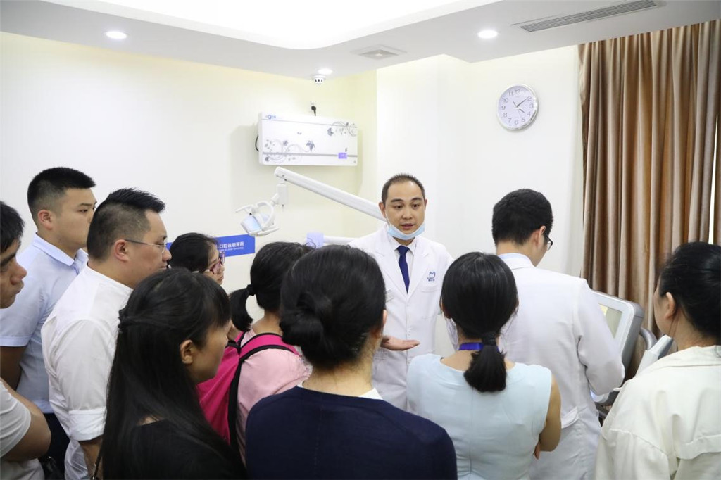 穗華口腔專家張濤醫生：指導參加正畸論壇學員實操